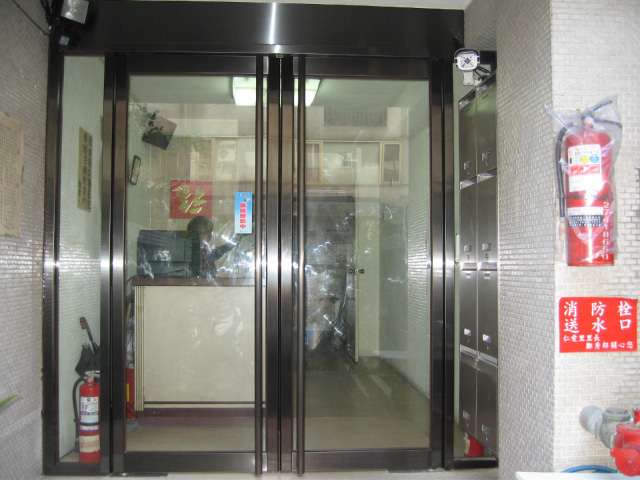 经营产品:卷帘门常州卷帘门,电动卷帘门,欧式卷帘门,普通卷帘门,不锈钢卷帘门,澳式卷帘门,彩钢卷帘门,度锌卷帘门,铝合金卷帘门,车库门,北京车库门,不锈钢拉闸门,卷帘门电机,遥控器,铁艺围拦,铁艺大门,不锈钢伸缩门,不锈钢玻璃门,阳光板,所有维修服务。 专业制造安装:隔断,玻璃隔断,办公室玻璃隔断,商场玻璃隔断,家居玻璃隔断。