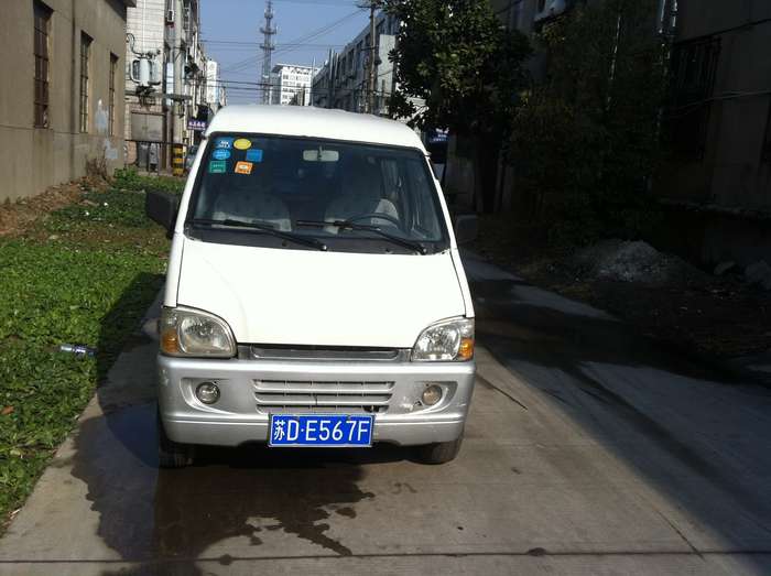 面包车,五菱之光两个前轮胎面内测磨损非常厉害,高清图片