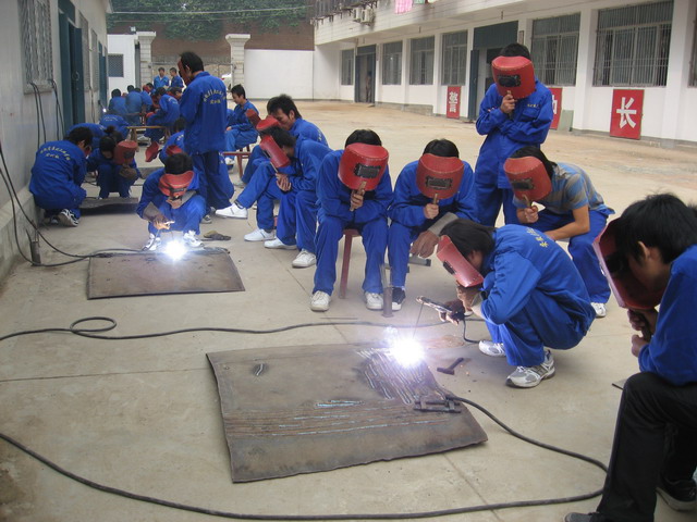 新北招电焊工打磨工包吃住月薪6000_常州普工