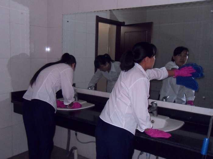 急招保洁员8小时单休2000男女不限包吃住_常