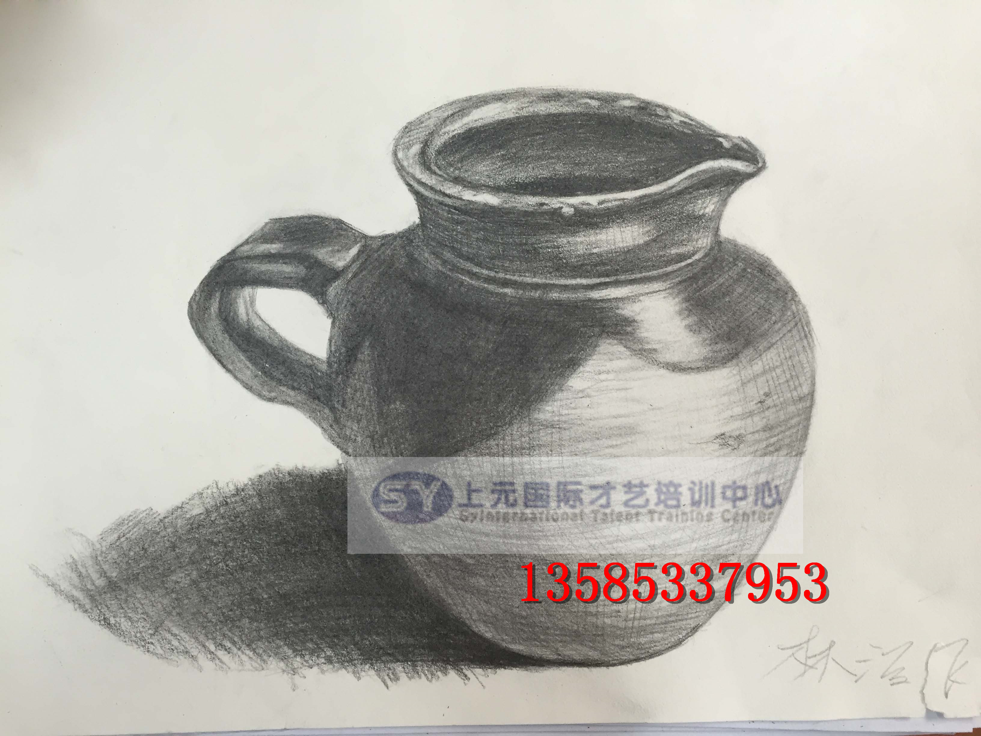 报名电话:石老师 13585337953 QQ :2881332707 报名地址:常州武进购物中心B区三楼B3-59室 欢迎电话实地咨询! 铅笔画使用橡皮擦注意事项: (1).初学时往往总觉得画一笔不满意时,就马上用橡皮擦去了,第二次画得不对时又再擦去,这是最不好的习惯。一则容易伤害画纸使纸张留下疤痕,再则画时就越画越无把握了,所以应极力避免。 (2).