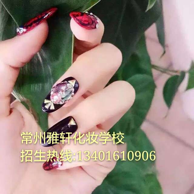 小班制,包教包会,包学会,包推荐就业,轻松领高工资,高性价比学费 全国签约教学 安置就业,全程带薪实习,签约教学有保障 一、我私塾拥有丰富的教学经验,老师均活跃在当今影视圈、电视台、时尚界,拥有多年的丰富工作经验,并参与各类大赛的评选及评委工作,实时将最流行的艺术信息传递给大家 ,并多次远赴发法国、韩国、日本进修! 二、个性化小班授课,一对一手把手辅导,保证教学质量! 三、对外承接各种活动,学生在课堂和课外可拥有较多的实习机会,毕业可直接上手工作。 影楼新娘化妆师全科班(获中级化妆师证书) 学时:2