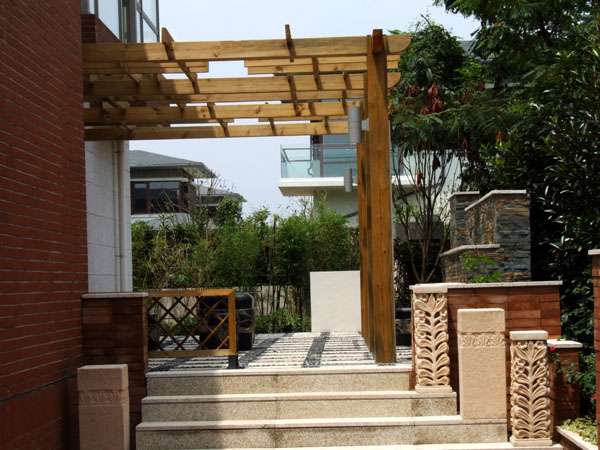 常州园林公司专业致力于别墅庭院、私家花园、室内景观、屋顶花园、园林绿化、仿古建筑、景亭花架、塑石假山、仿真树设计施工;苗木花卉、草坪销售 1.别墅庭院设计施工 2.屋顶花园设计施工 3.室内景观设计施工 4.居住区、厂区、校园景观设计施工 5.园林仿古建筑、景观小品设计施工 6.