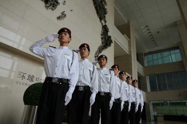 十万火急招聘保安包吃住交五险扣掉五险到手4