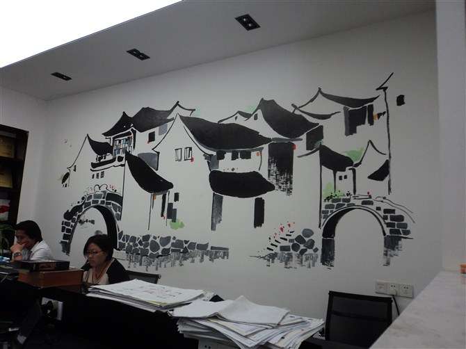 当您家的背景墙,出现了一幅故乡的风景画。当梵高的一幅举世名作成为您家餐厅墙面的装饰;当小孩的房间变成美丽的通话世界;当您想拥有一间充满文化气息、高雅的家居环境我们愿意拿起画笔为您实现! 随着经济的发展和社会的进步,人类对生存环境的质量提出了越来越高的要求。如何将墙艺艺术推向公共空间,使之成为公共艺术,成为人类生存环境的诗意部分?又如何把墙艺艺术推向大众生活,协调墙艺艺术与人民生活的关系?这是许多墙艺设计者忽略的一个问题墙艺在为谁设计?墙艺设计师除了研究墙艺自身元素之外,更多的是应当探索人与墙