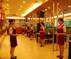 连锁火锅 招聘寒假工服务员 年假三薪过年3天