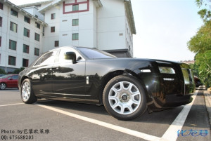 宜兴1200万幻影婚车,旁边的卡雷拉GT和SLR才