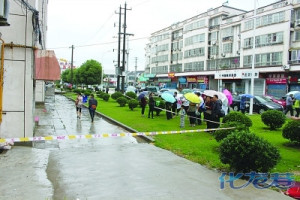 昨天因下雨积水带电,常州某小区一男一女触电