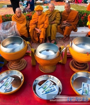 在老挝,做和尚比公务员都好!有图有真相。