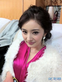 疑似女星杨幂现身整形机构,咨询丰胸手术!