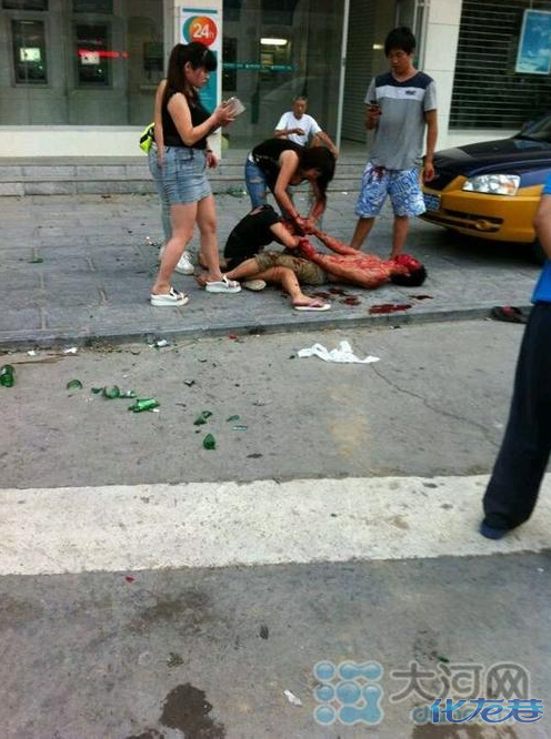 一名女孩拿一空啤酒瓶直接砸向男孩头部,男孩头部被砸的血肉模糊