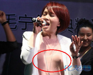 【兽血播娱乐】<em>陈明</em>凸点唱歌晚节不保,刘奶奶