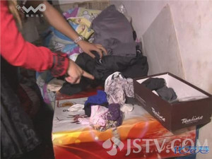 龌龊男专偷女邻居内衣,房间内找出多件女性内