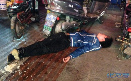 一20岁金坛小伙在步行街小吃摊喝下整瓶白酒