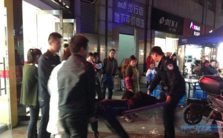 一20岁金坛小伙在步行街小吃摊喝下整瓶白酒