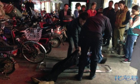 一20岁金坛小伙在步行街小吃摊喝下整瓶白酒