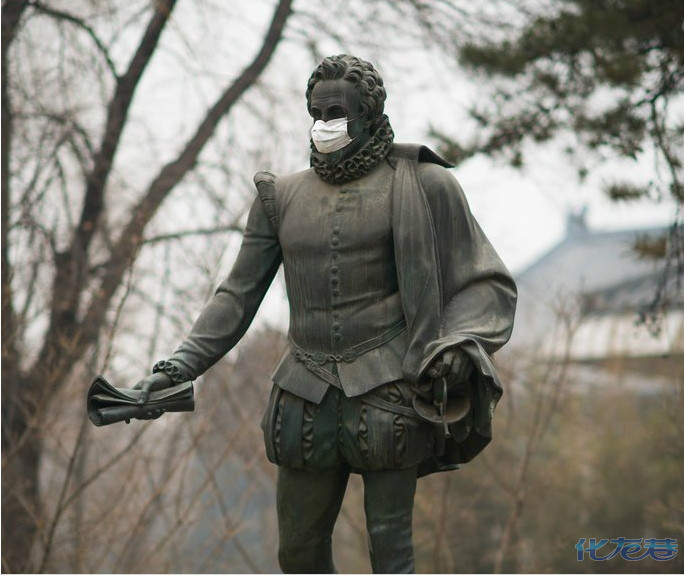 北京重度雾霾,北大校园人物雕塑被戴口罩,大学