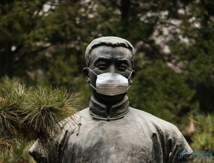 北京重度雾霾,北大校园人物雕塑被戴口罩,大学
