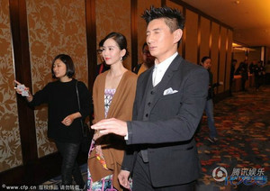 吴奇隆刘诗诗情侣档现身酒店,十指相扣秀甜蜜