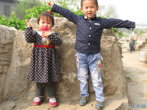 【萌宝秀】温馨的<em>兄妹情</em>,孩子们玩得很开心,妹