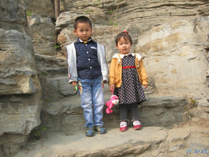 【萌宝秀】温馨的<em>兄妹情</em>,孩子们玩得很开心,妹