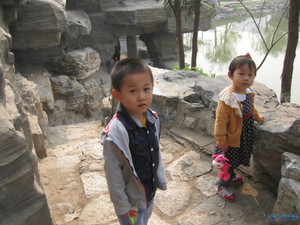 【萌宝秀】温馨的<em>兄妹情</em>,孩子们玩得很开心,妹