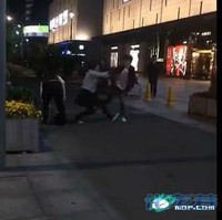 激烈!疑似女孩<em>出轨被抓</em>,遭男友街头抱摔,尼玛吵