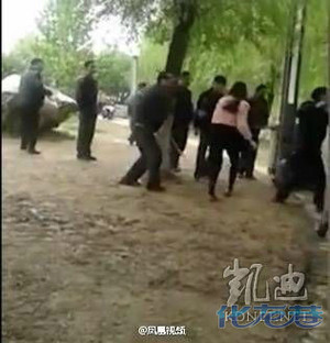 又见打人城管!合肥城管无故围殴在天鹅湖游玩