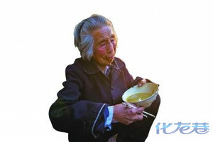 组图:徐州85岁老太被儿遗弃,栖身垃圾箱,村民送