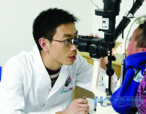 两岁男童将502胶水揉进眼睛致上下眼皮被粘住