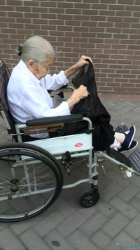 小区有个三寸金莲的百岁老人,<em>白发</em>苍苍的儿媳