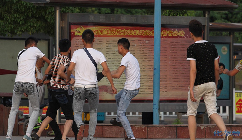湖北襄阳中学生街头打架,多人围殴一人,我想对于这些