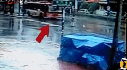 大妈无敌了,大白天在马路上碰瓷失败六次,最后选择跑步冲刺怒撞公交车