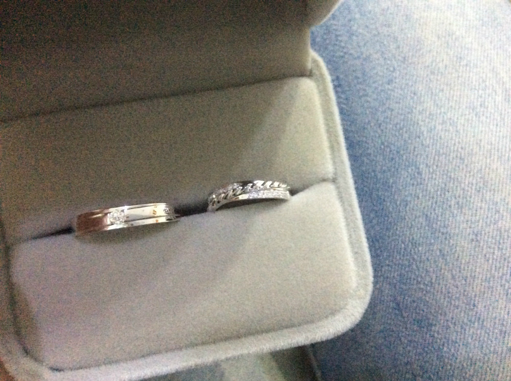 刚从至尊宝拿回了定制的对戒,我自己比较女汉