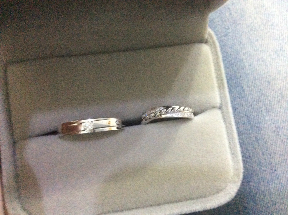 刚从至尊宝拿回了定制的对戒,我自己比较女汉