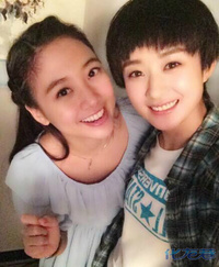 赵丽颖剪短发俏丽可爱,和鬼鬼卖萌自拍停不下