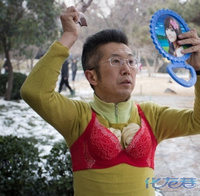 <em>郑州</em>街头惊现<em>胸罩哥郭力</em>, 馒头当胸部爱穿紧身