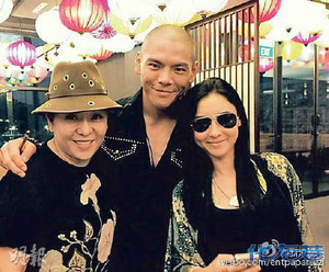 向太否认封杀张柏芝是误会:她已退回片酬。换