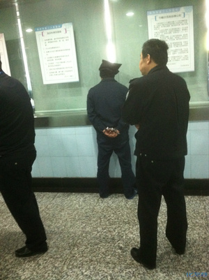 如图<em>几男几女</em>带着头套和手铐在医院等待检查身