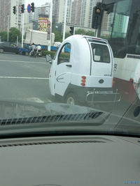 占机动车道危险丛生,交警哪去了?无视交通法现