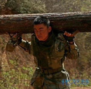 花瓣心酸前的出名事:刘德华卖明星周润发当售落下炒面视频图片