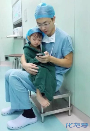 医生手术室用手机哄2岁小女孩,有爱暖心帅气,