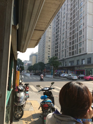 万达附近烤鱼店开业大放烟花爆竹,谁管?烟雾迷