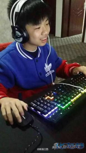 12岁小学生直播LOL月入3万获职业队邀约,母亲