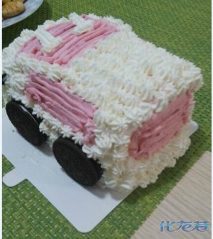 给儿子制作的2周岁生日礼物--卡通汽车蛋糕。