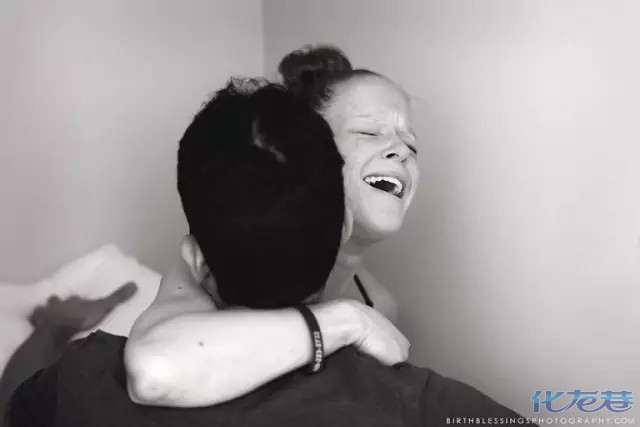 双胞胎罕见分娩瞬间曝光:婴儿出生时羊水仍未