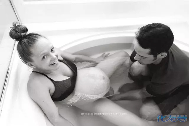 双胞胎罕见分娩瞬间曝光:婴儿出生时羊水仍未