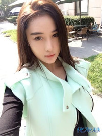 张馨予街拍遭警方点名:跨道路隔离栏应罚款,网