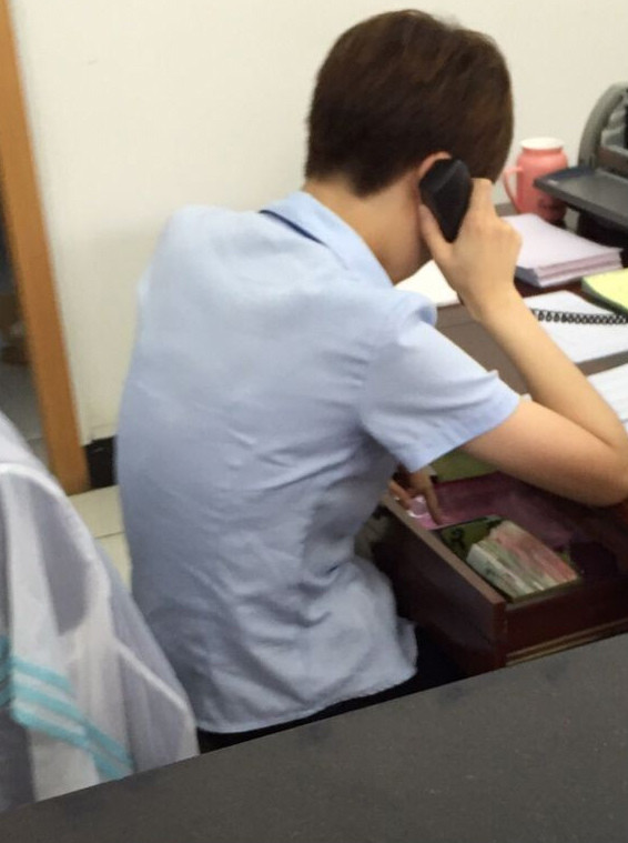 生活工作两手抓!常州某窗口人员一边接电话一边玩手机