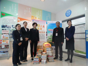 江苏银行朝阳支行的党员志愿者募捐:捐出一本